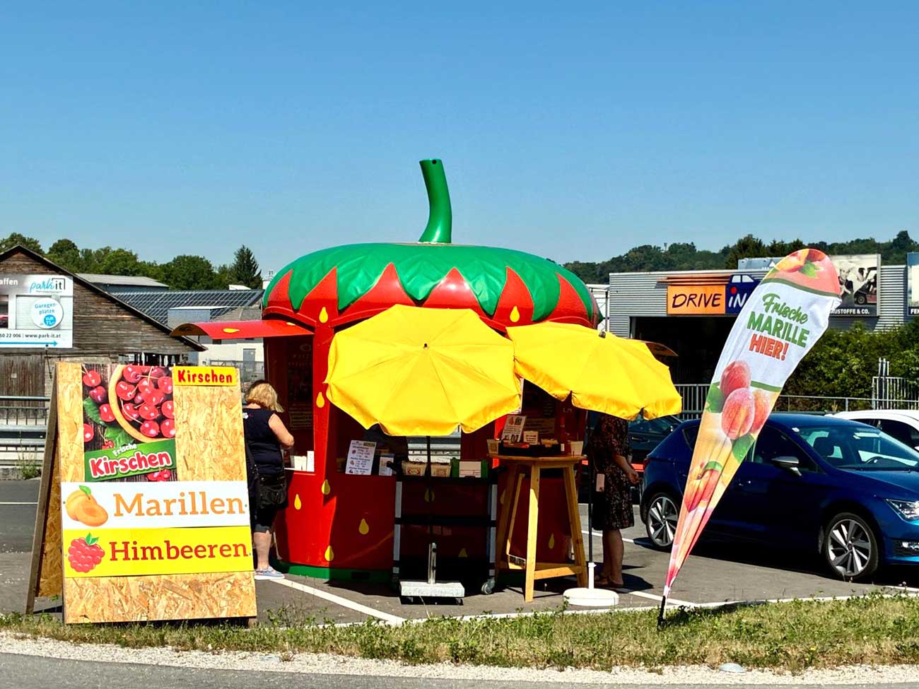 Wurzers Erdbeeren Verkaufsstand beim Zehetner Kreisverkehr in Amstetten
