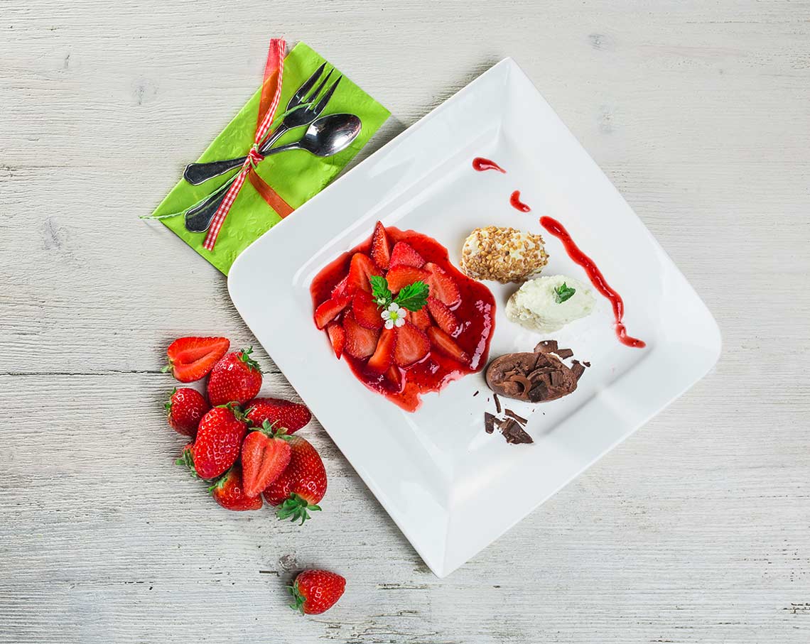 Wurzers Erdbeeren Bodensdorf Wieselburg Mostviertel Niederösterreich Topfennockerl Erdbeercarpaccio mit Dreierlei Mousse Rezept