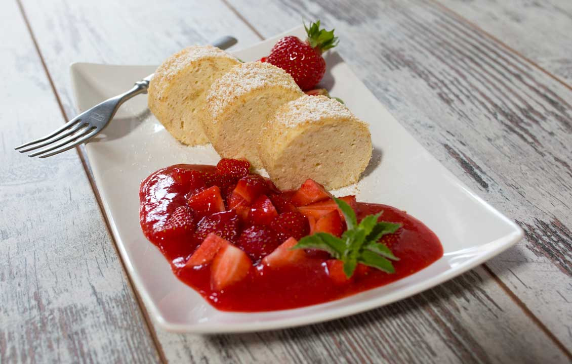 Wurzers Erdbeeren Bodensdorf Wieselburg Mostviertel Niederösterreich Topfenroulade mit Erdbeerkompott